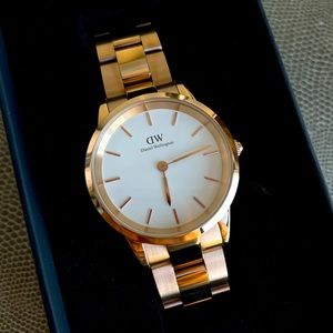NEW NEVER WORN Daniel Wellington Iconic Link Watch in Rose Gold